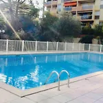 Centre De Pour 4 Personnes Piscine Et Tennis Hyères