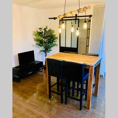 Apartment Centre De Pour 4 Personnes Piscine Et Tennis Hyeres