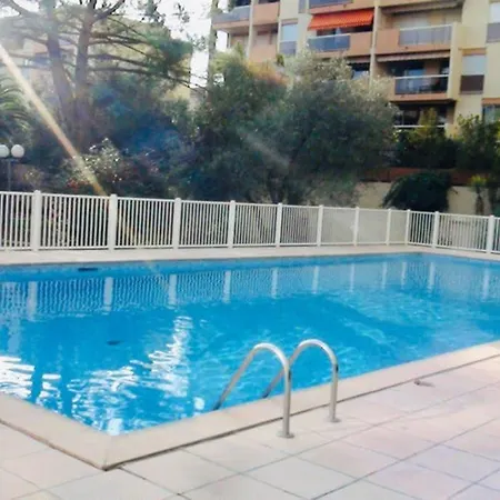 Centre De Pour 4 Personnes Piscine Et Tennis 耶尔
