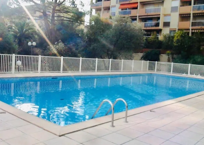 Centre De Pour 4 Personnes Piscine Et Tennis Hyères